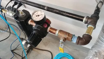 Airflow is off when the valve handle is perpendicular to the pipe. The pressure guage also reads zero.